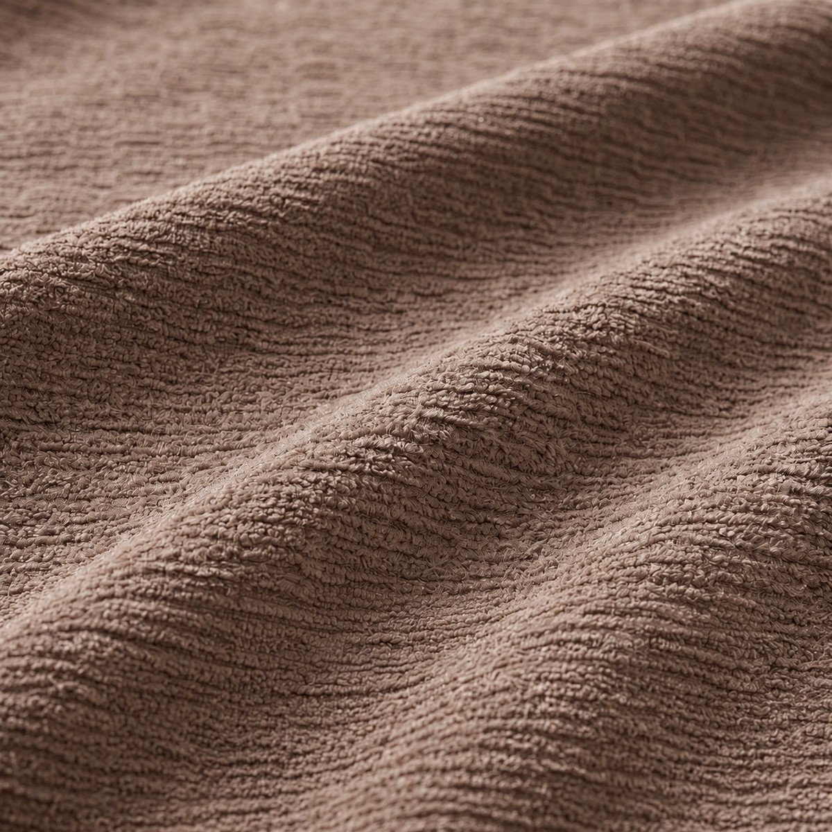 Détail du tissage en chenille marron du canapé galet 3 places