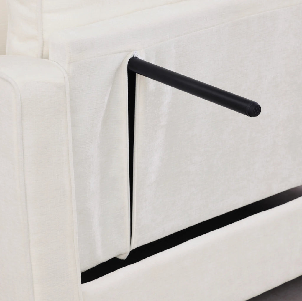 Canapé-lit blanc capitonné avec pouf de rangement, détail de la poignée latérale