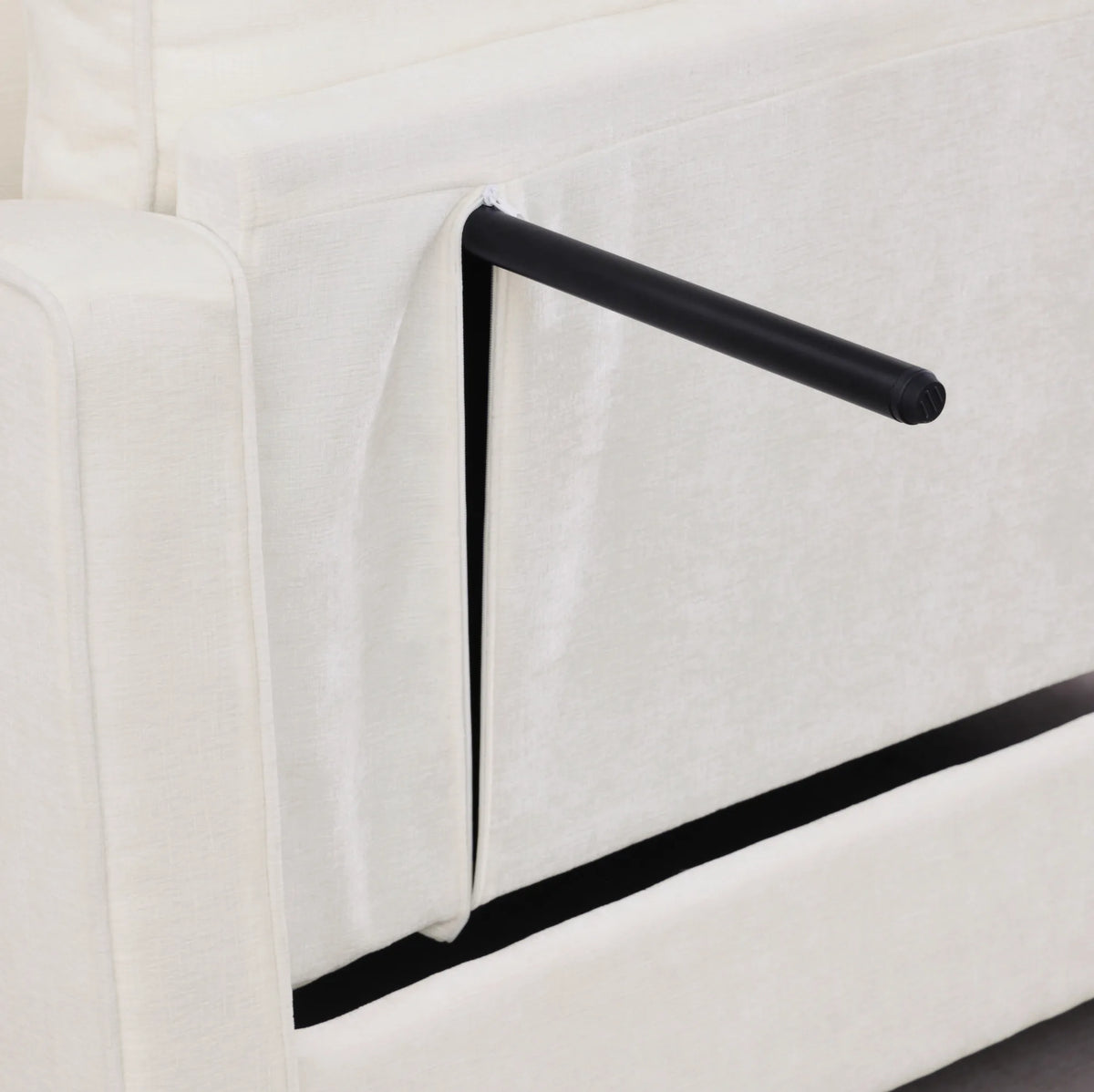 Canapé-lit blanc capitonné avec pouf de rangement, détail de la poignée latérale