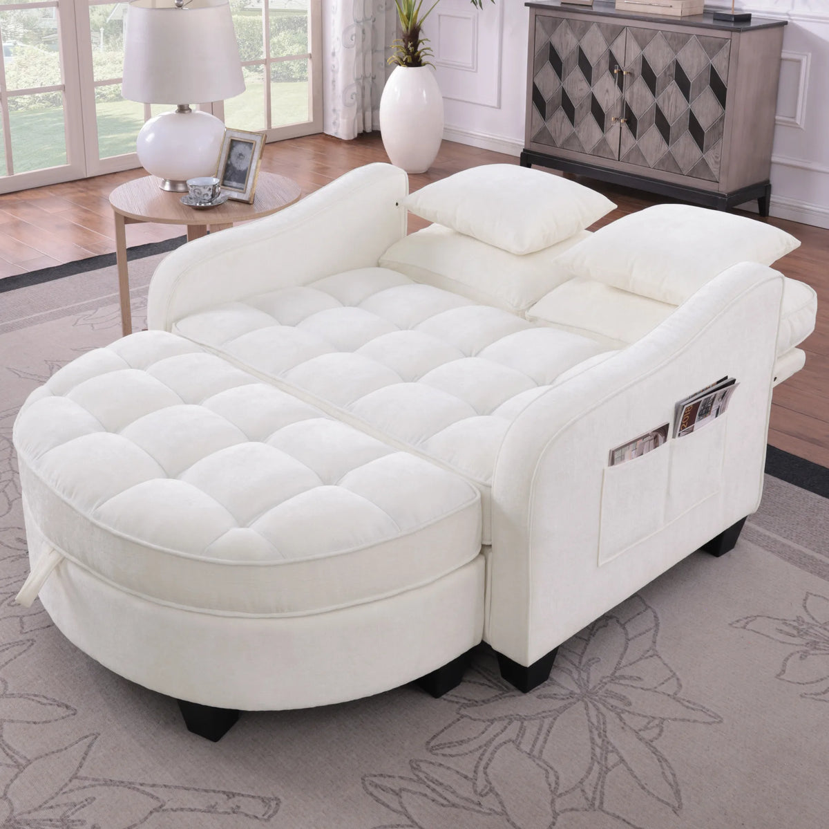 Canapé-lit blanc capitonné avec pouf de rangement, position couchage dans un salon