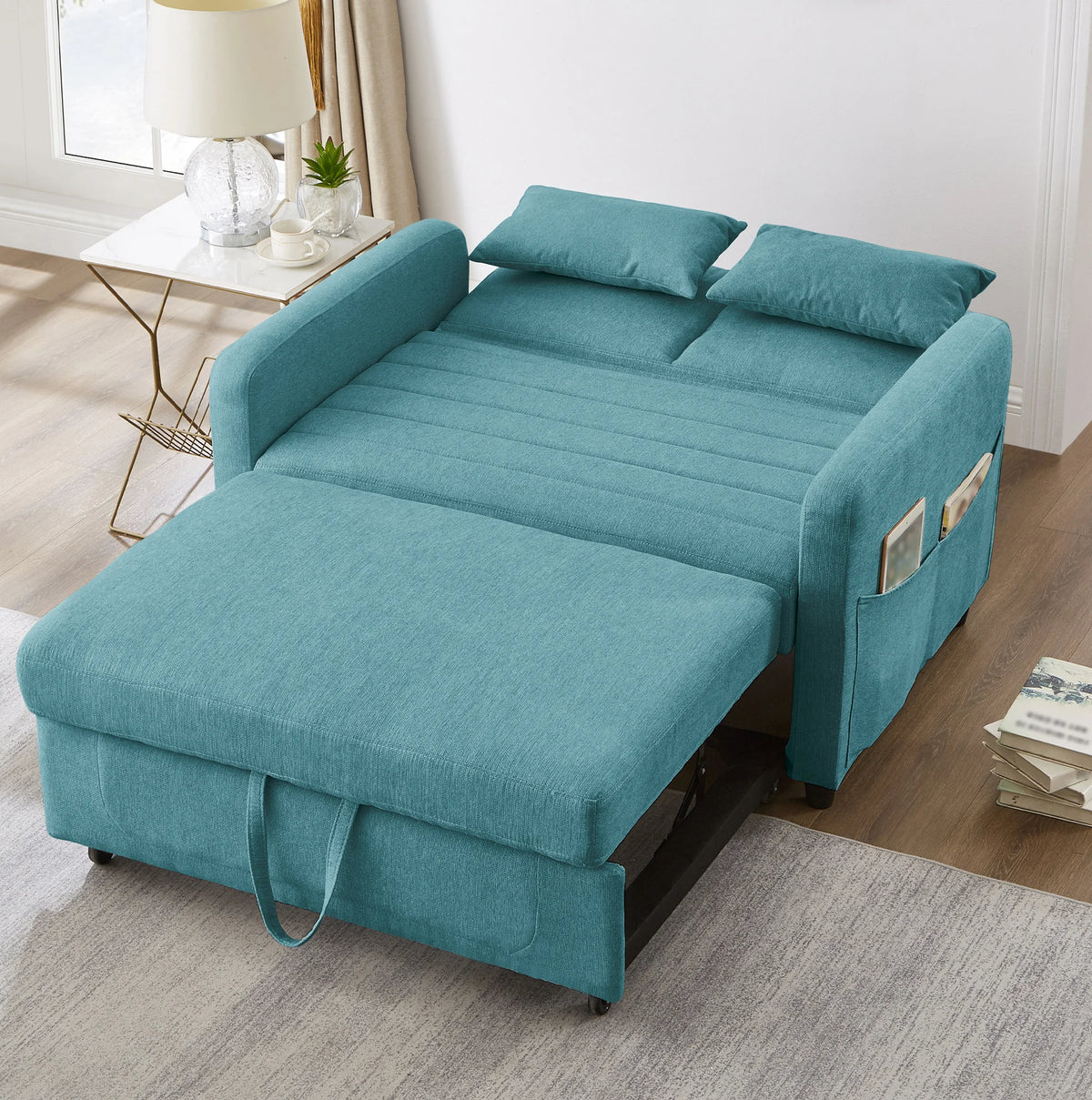 Canapé-lit bleu canard à couchage escamotable, déplié en couchage dans un salon