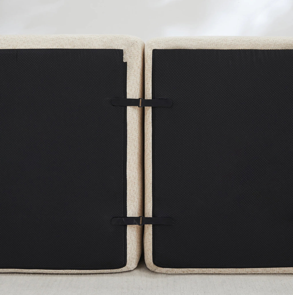 Canapé modulable à assises arrondies et deux poufs, dessous des modules et attaches