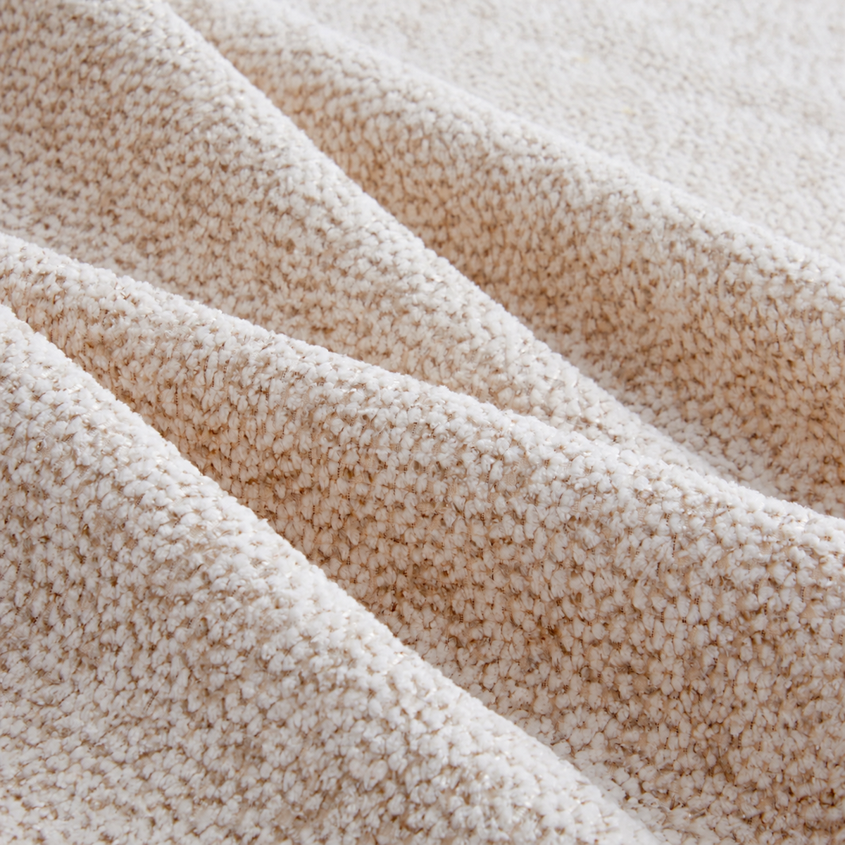 Canapé modulable à assises arrondies et deux poufs, gros plan du tissu crème