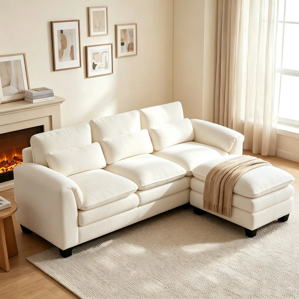 Canapé modulable à coussins doubles, beige, configuration en L dans un salon