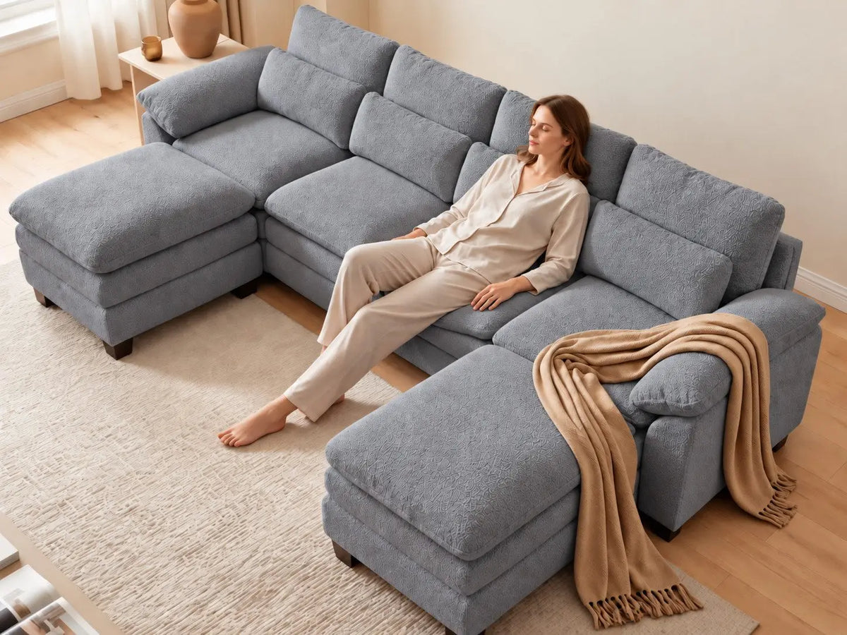 Canapé modulable à coussins doubles, gris, configuration en U utilisée dans un salon