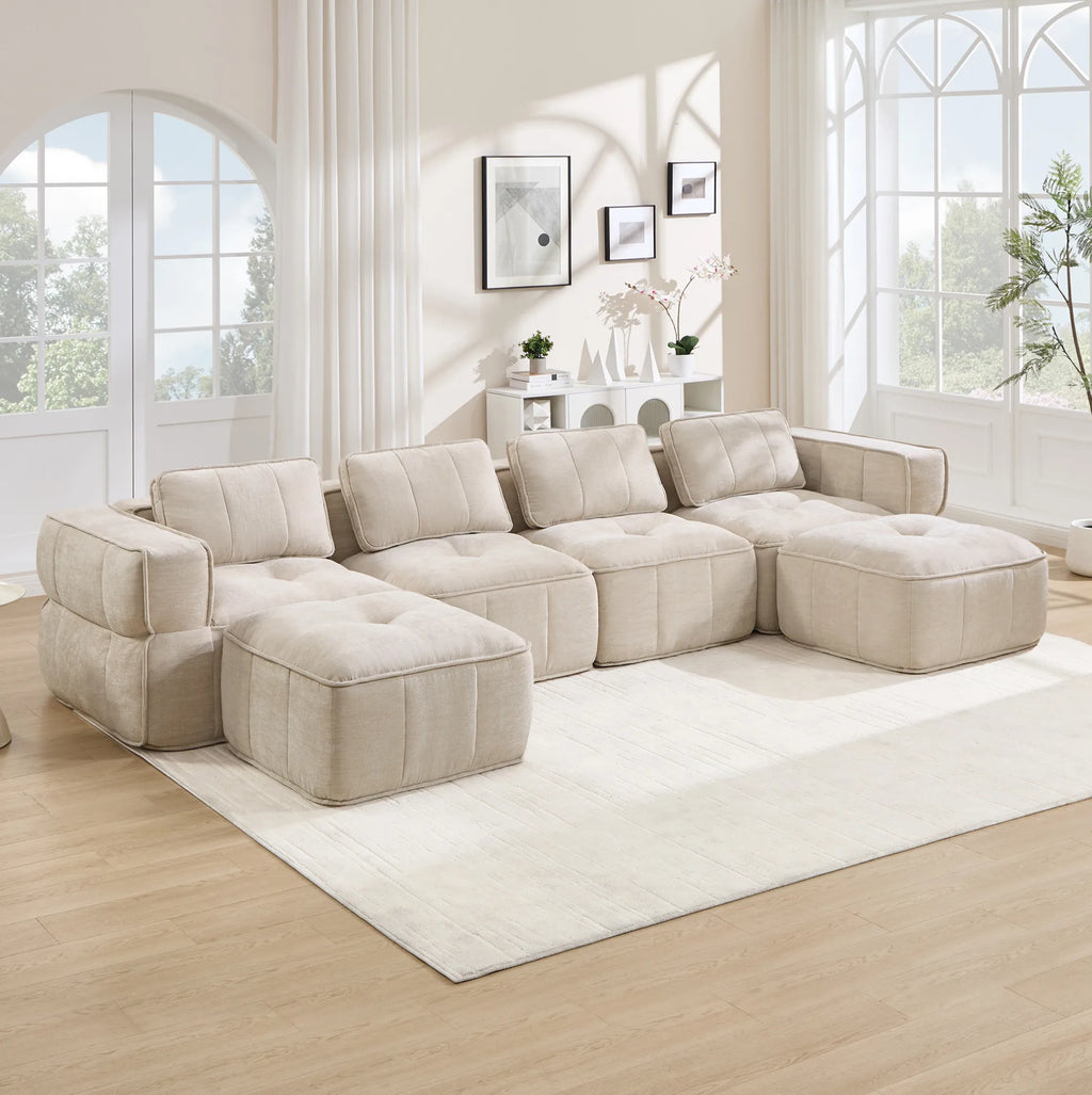 Canapé modulable beige avec deux poufs, ensemble dans un salon lumineux
