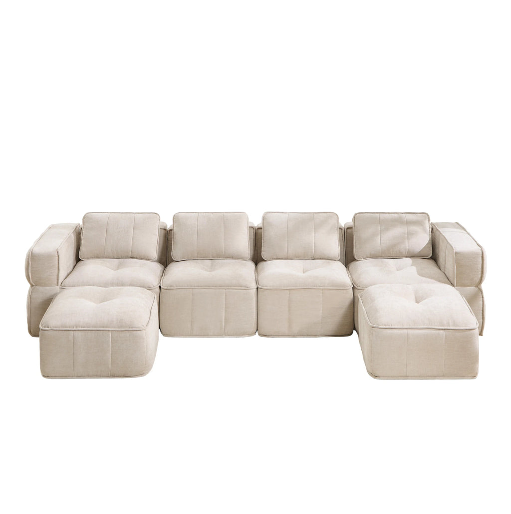 Canapé modulable beige avec deux poufs, ensemble sur fond blanc
