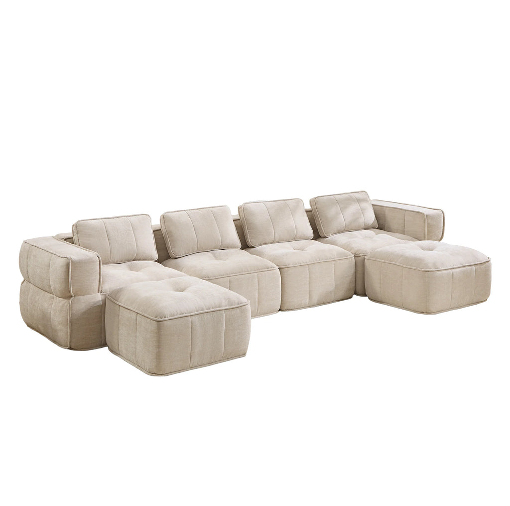 Canapé modulable beige avec deux poufs, vue de trois quarts sur fond blanc