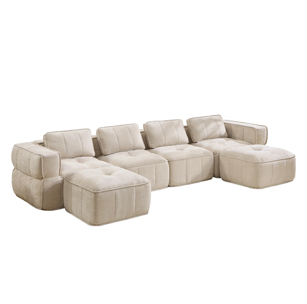 Canapé modulable beige avec deux poufs, vue de trois quarts sur fond blanc