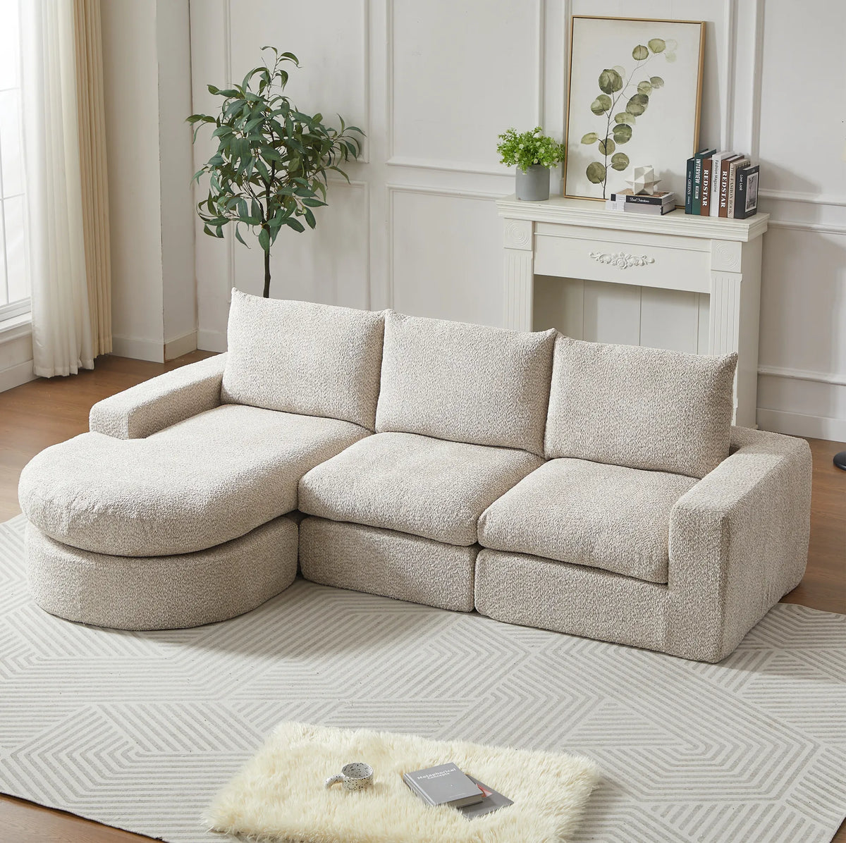 Canapé modulable beige en chenille avec méridienne, dans un salon