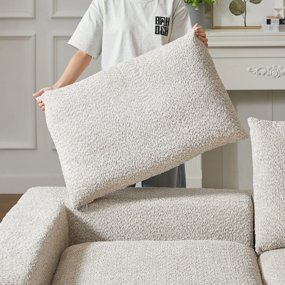 Canapé modulable beige en chenille avec méridienne, détail du coussin