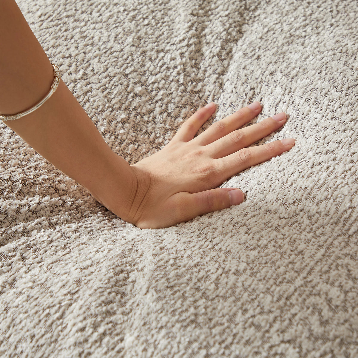Canapé modulable beige en chenille avec méridienne, gros plan du tissu