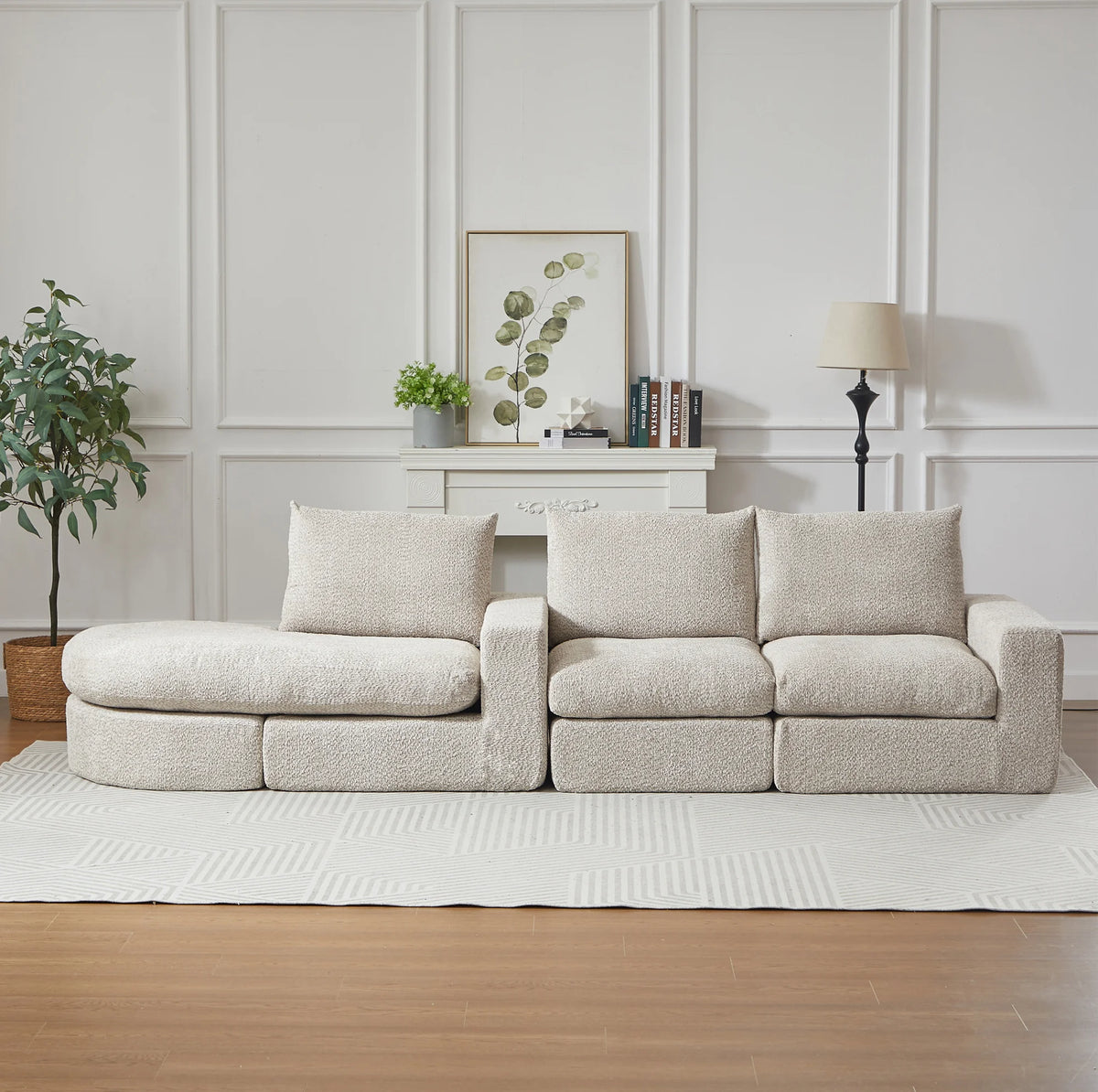 Canapé modulable beige en chenille avec méridienne, vue frontale dans un salon