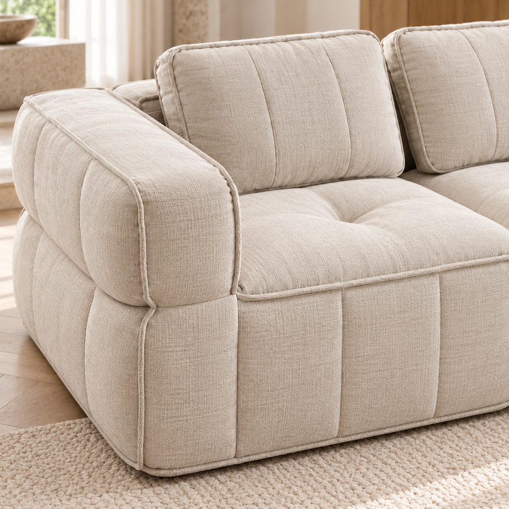Canapé modulable capitonné, beige, gros plan du revêtement et des finitions