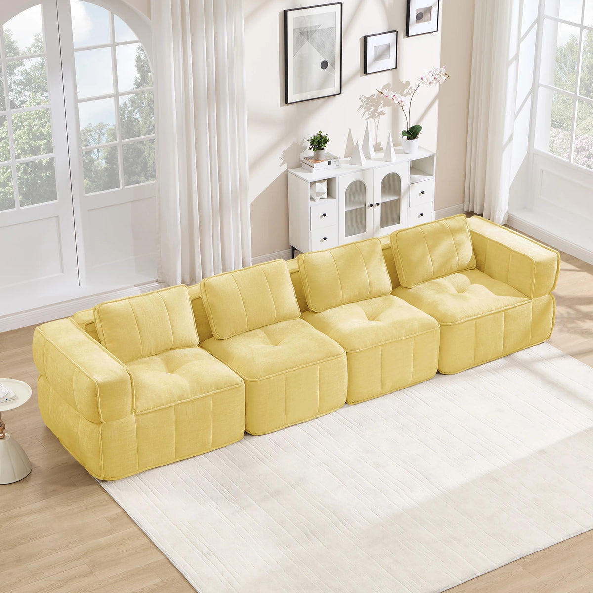 Canapé modulable capitonné, jaune, dans un salon