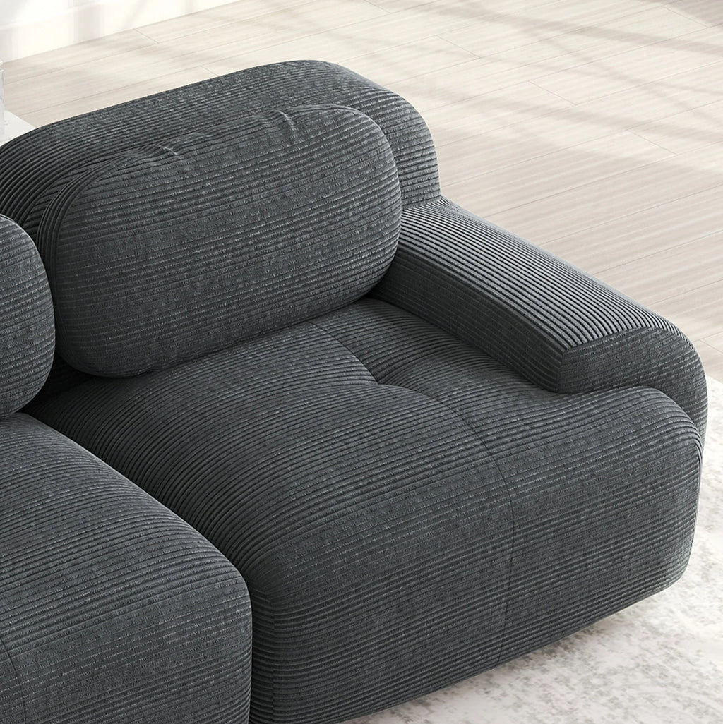 Canapé modulable en velours côtelé gris, détail de l’assise et des accoudoirs