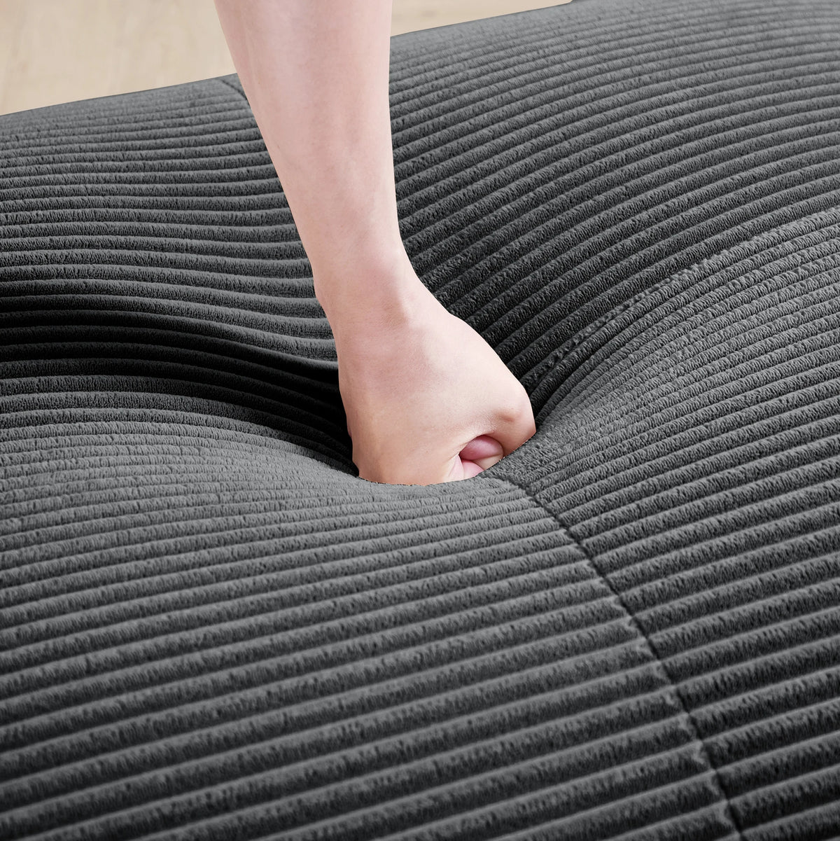 Canapé modulable en velours côtelé gris, détail du tissu et du rembourrage