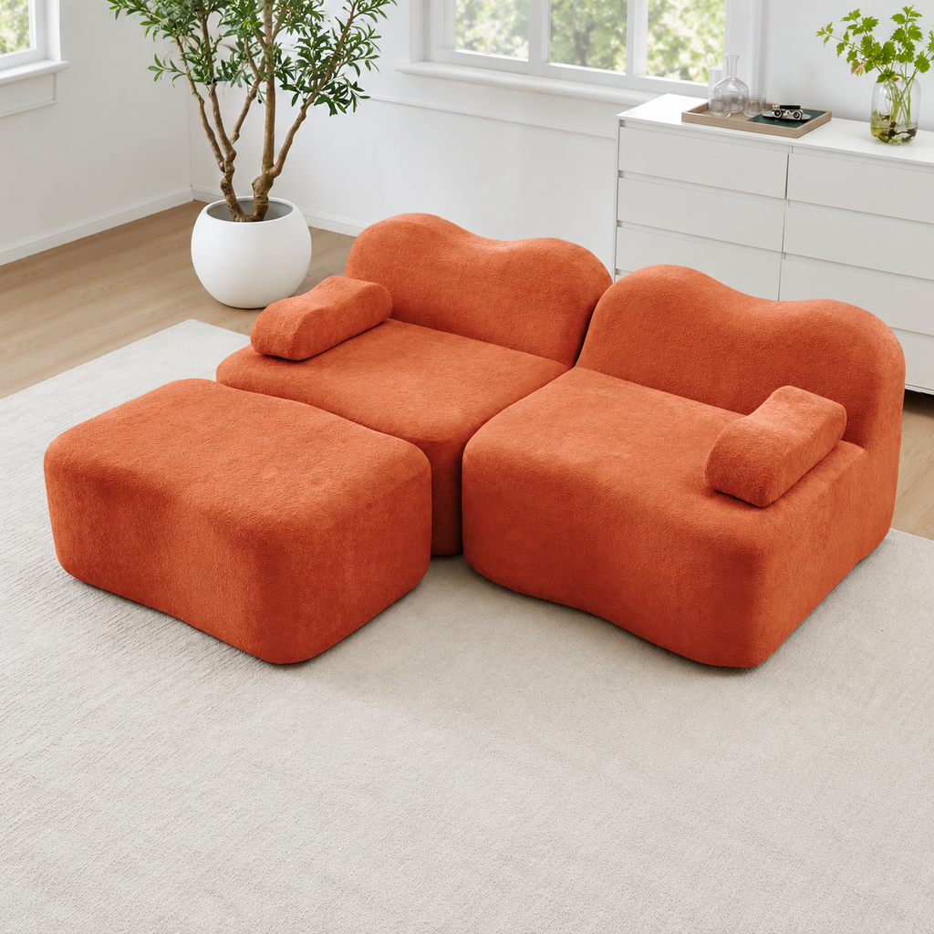 Canapé modulable et pouf en tissu terracotta, ensemble dans un salon