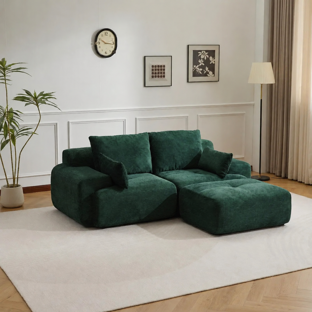Canapé modulable et pouf en velours côtelé vert, ensemble dans un salon lumineux