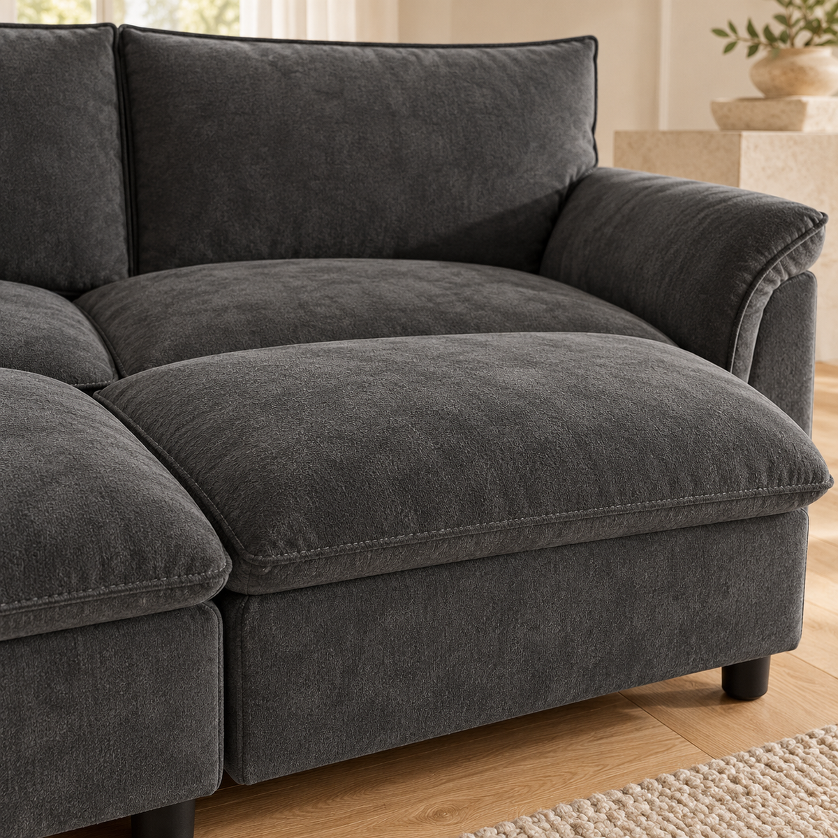 Canapé modulable noir avec repose-pieds, gros plan du revêtement et des finitions