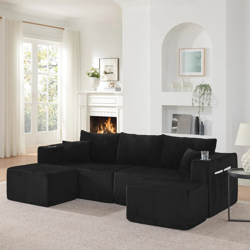 Canapé modulaire noir en velours côtelé à poufs mobiles, dans un salon lumineux