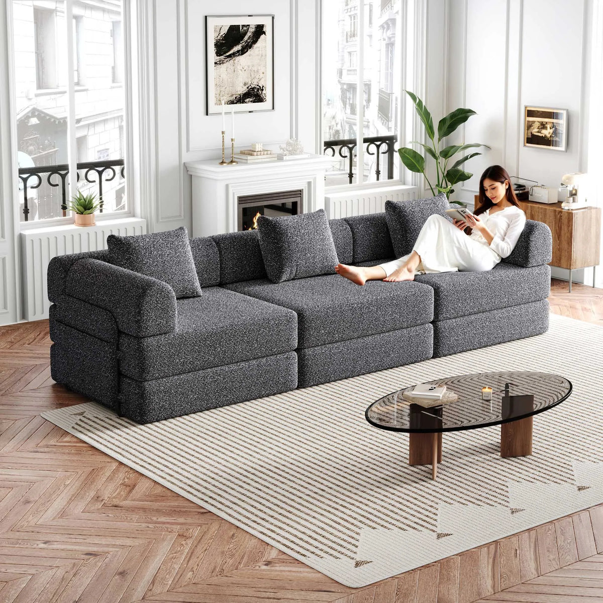 Canapé modulaire trois places en chenille, gris, assise utilisée dans un salon