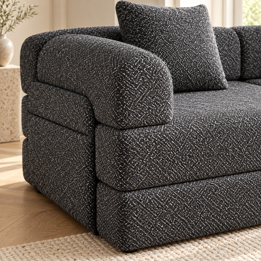 Canapé modulaire trois places en chenille, gris, gros plan du revêtement et des finitions