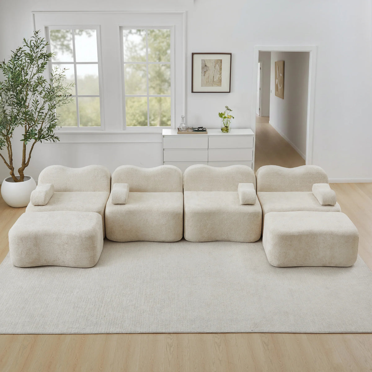 Canapé panoramique beige à formes galet, dans un salon