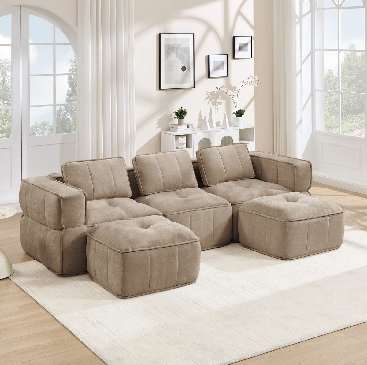 Canapé panoramique capitonné en tissu, dans un salon
