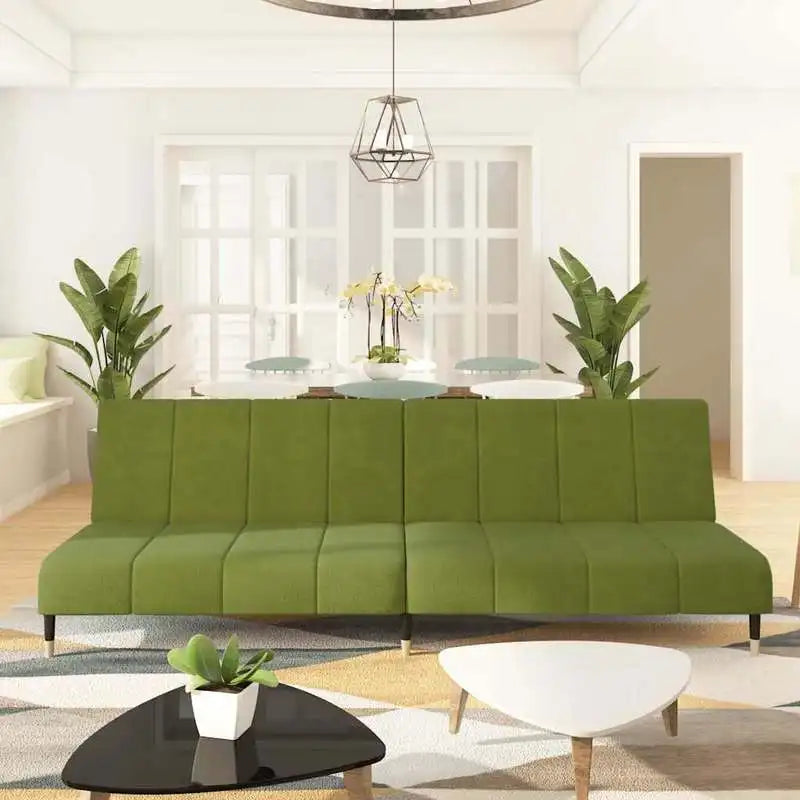 Canapé sans accoudoirs en velours vert, vue dans un salon