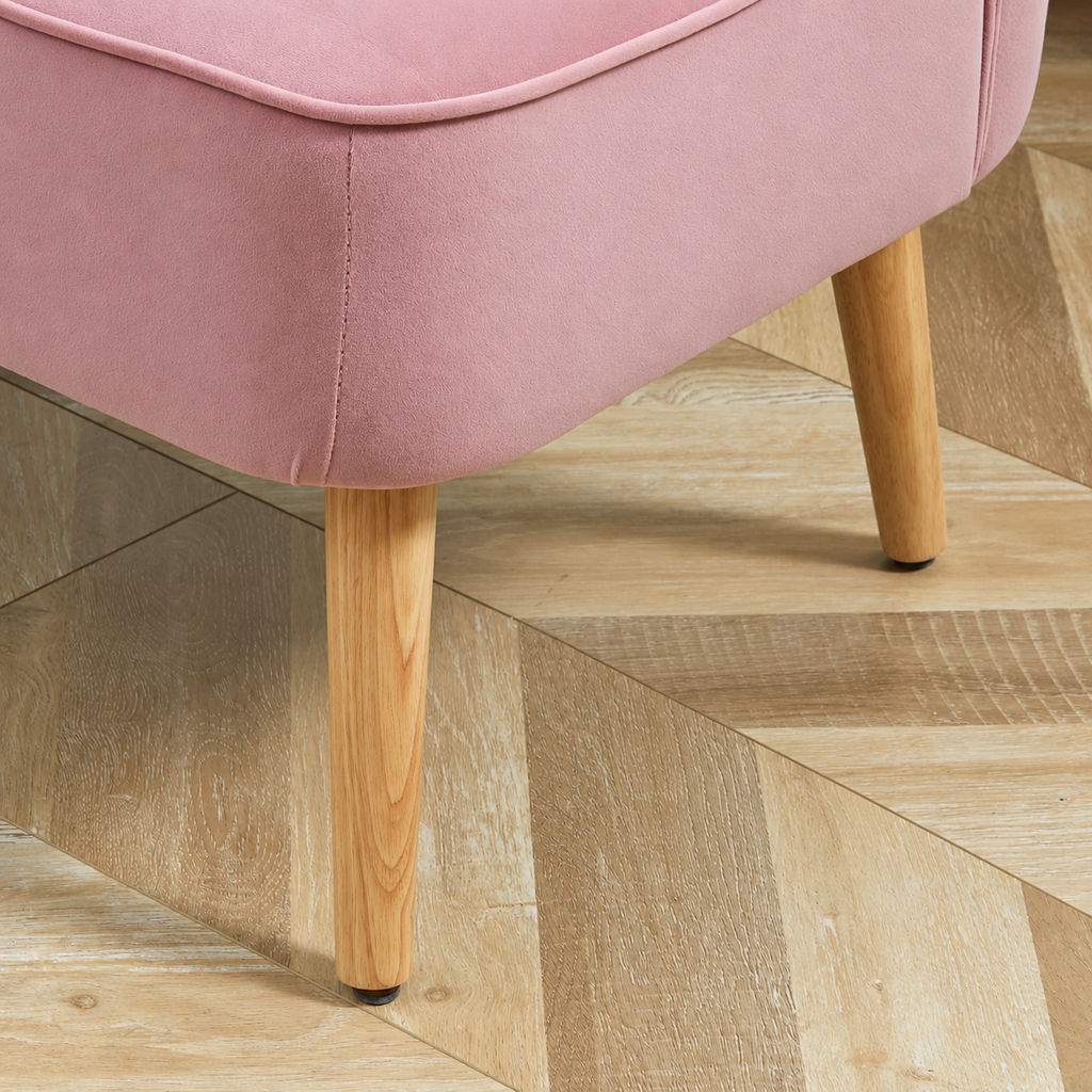Détail du velours rose, de la couture et des pieds en bois du canapé 2 places