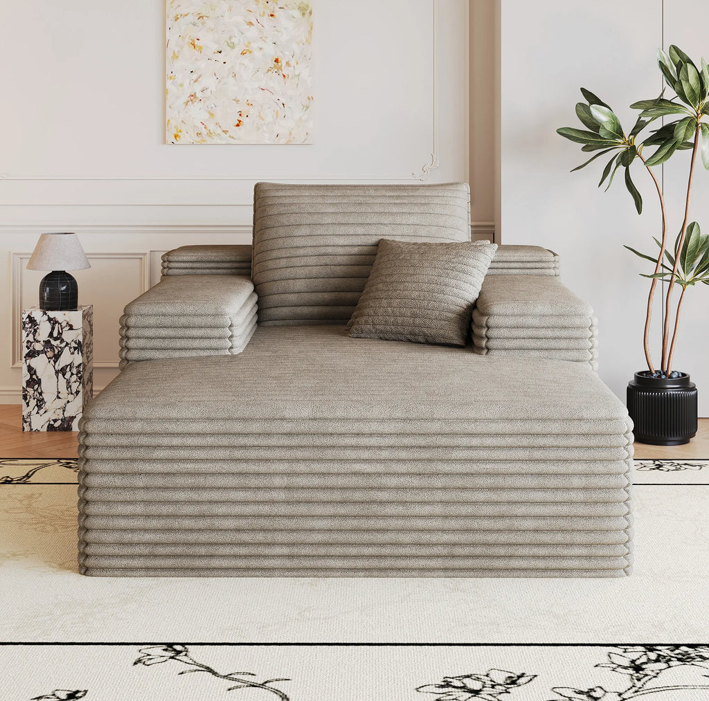 Chaise longue beige à accoudoir, dans un salon