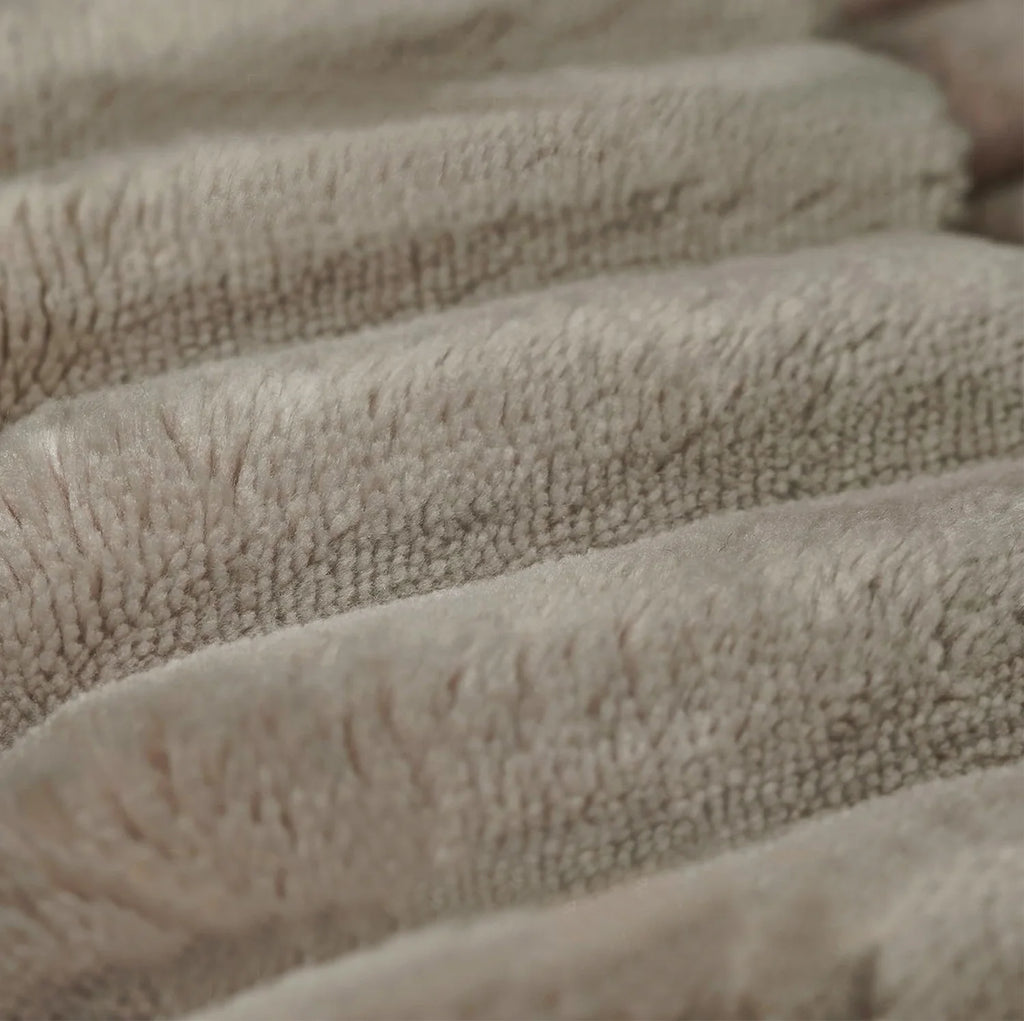 Chaise longue beige à accoudoir, gros plan du tissu