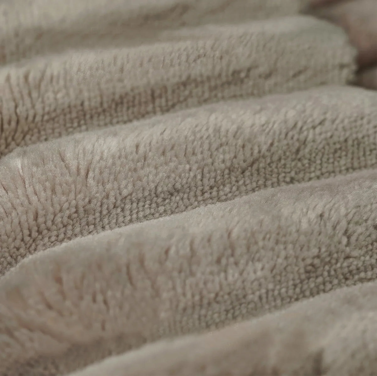 Chaise longue beige à accoudoir, gros plan du tissu