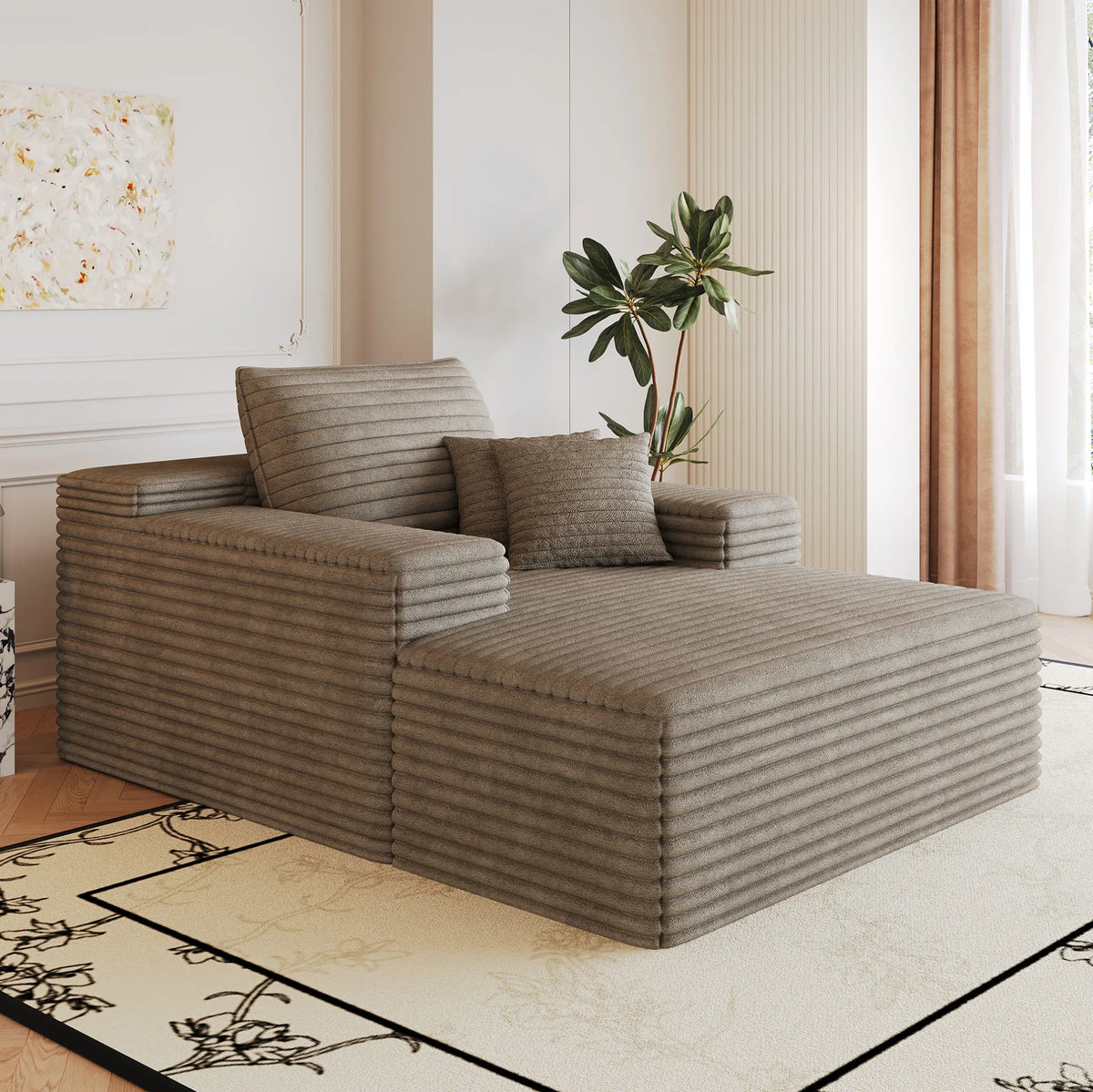 Chaise longue beige à accoudoir, vue latérale dans un salon
