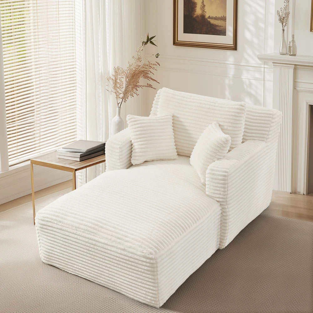 Chaise longue en velours côtelé à larges côtes, blanc, dans un salon