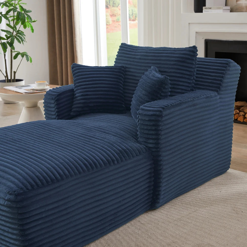 Chaise longue en velours côtelé à larges côtes, bleu, vue de trois quarts dans un salon
