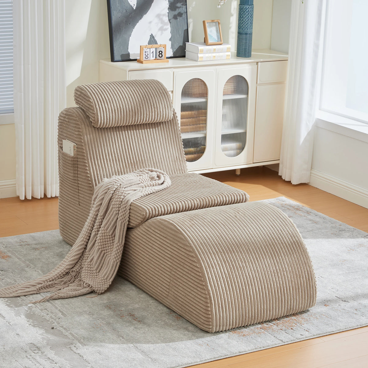 Chaise longue en velours côtelé beige avec repose-pieds, autre vue de l’ensemble dans un salon