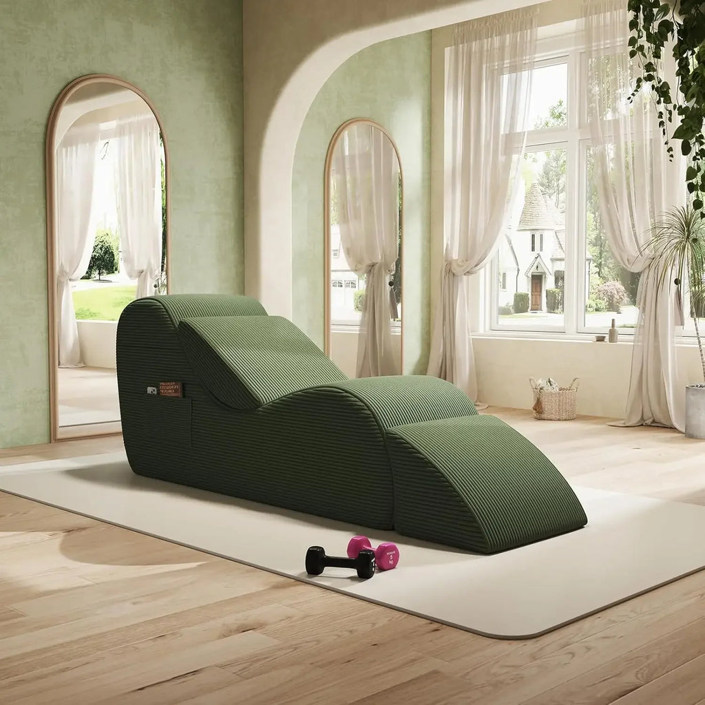 Chaise longue incurvée en velours côtelé, vert, dans un salon