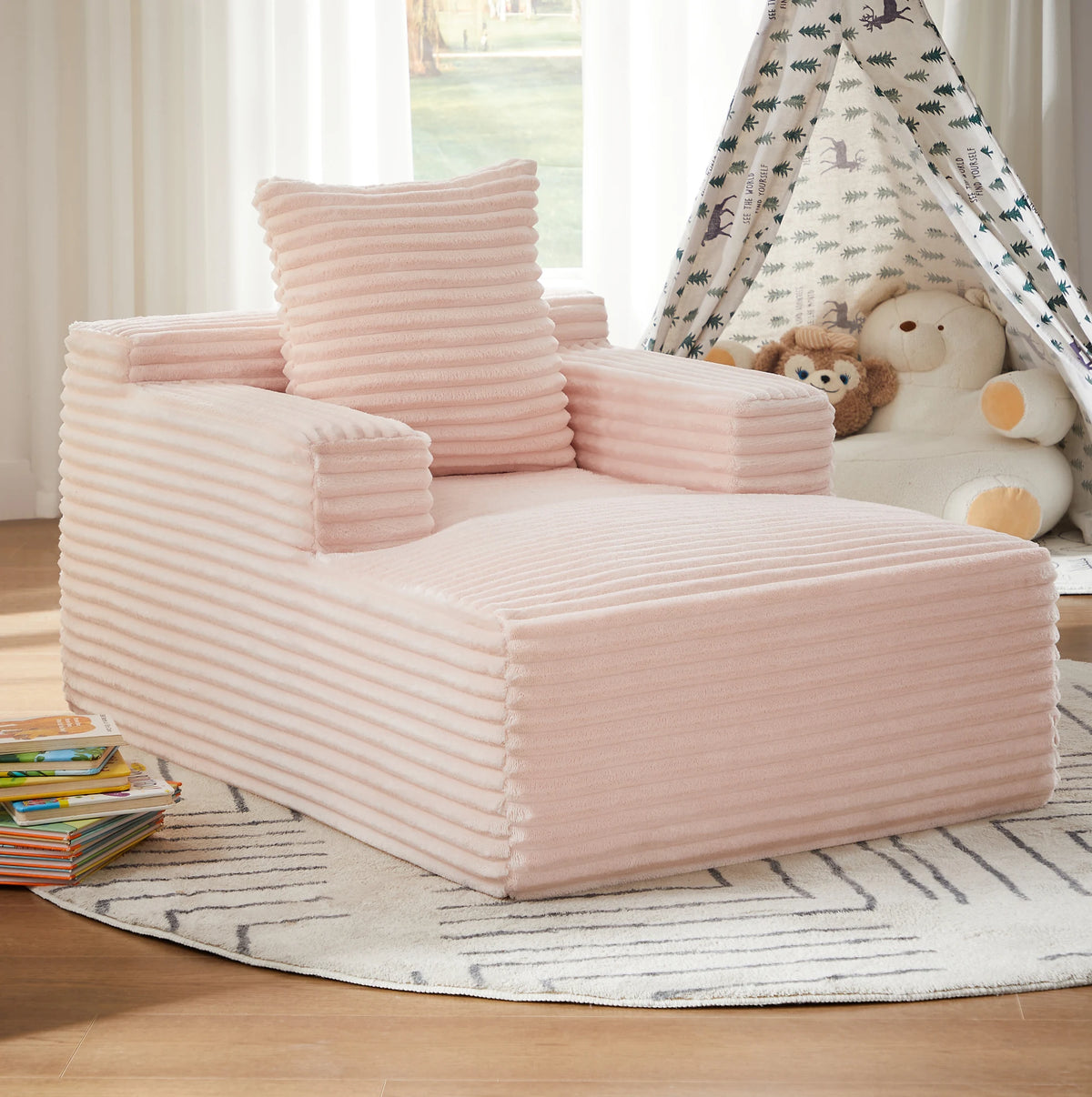 Chaise longue rose en velours côtelé, dans un salon