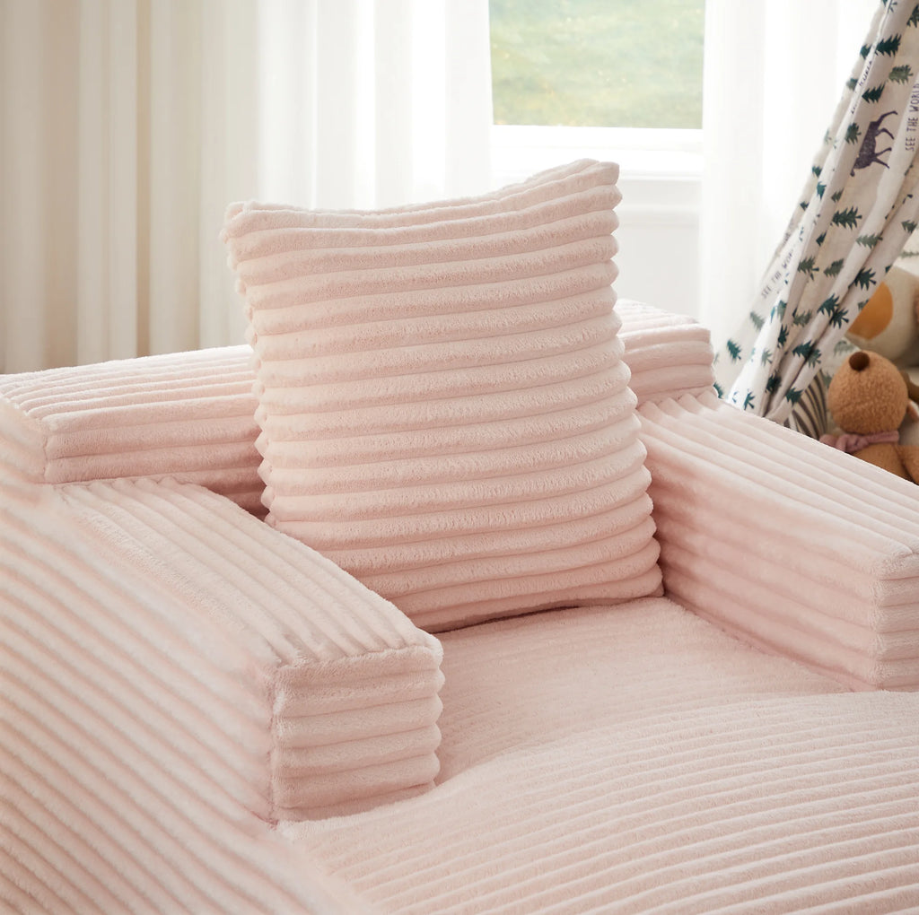 Chaise longue rose en velours côtelé, détail de l’accoudoir et du coussin