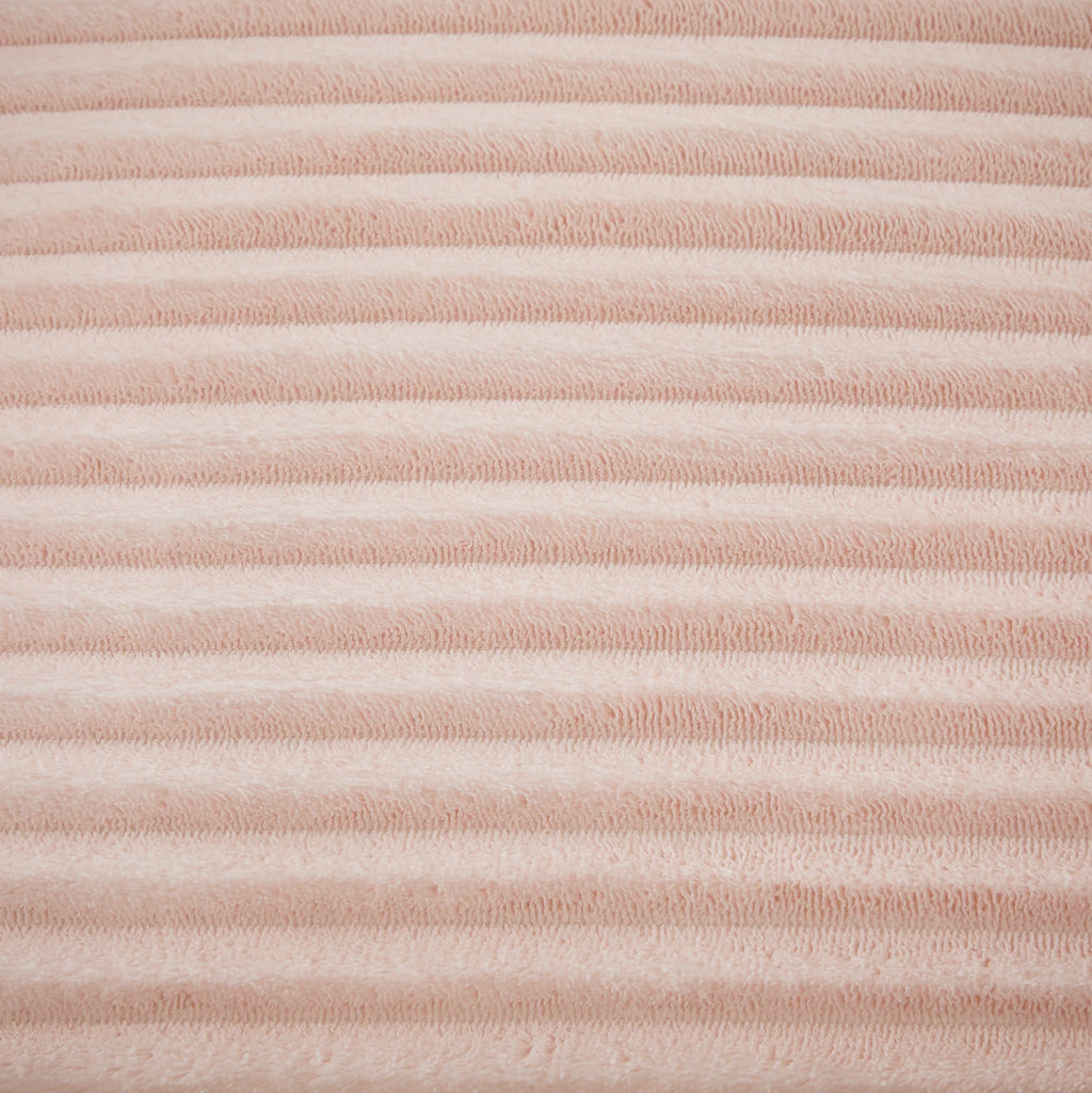 Chaise longue rose en velours côtelé, gros plan du velours côtelé