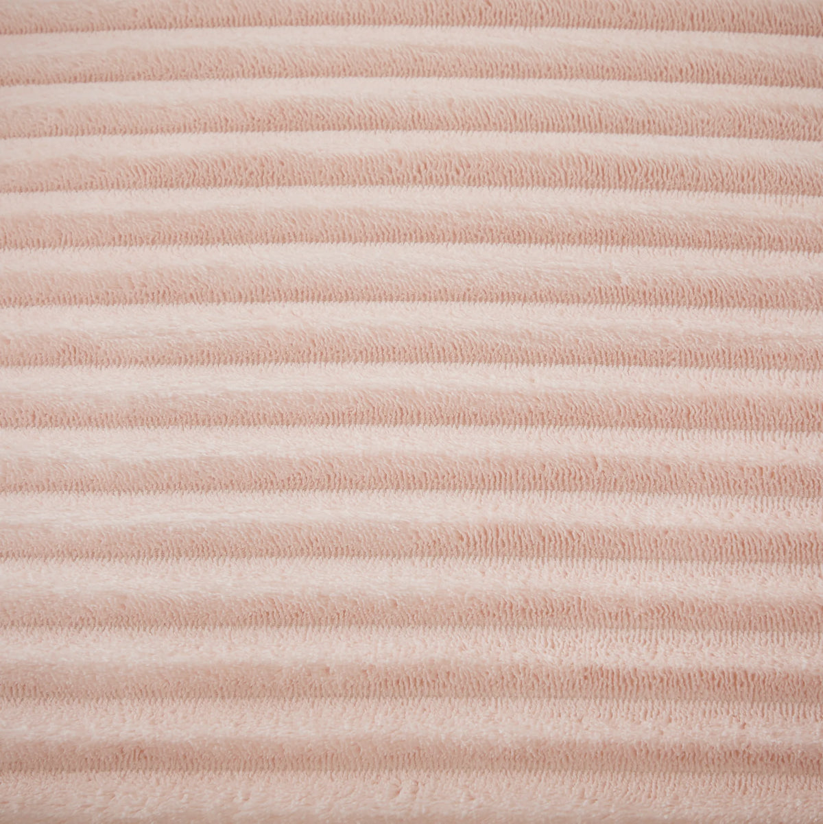 Chaise longue rose en velours côtelé, gros plan du velours côtelé