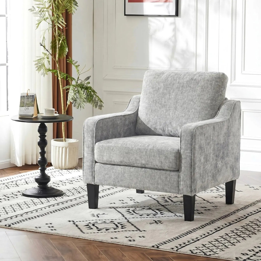 Fauteuil à accoudoirs en chenille et pieds en bois, gris clair, dans un salon