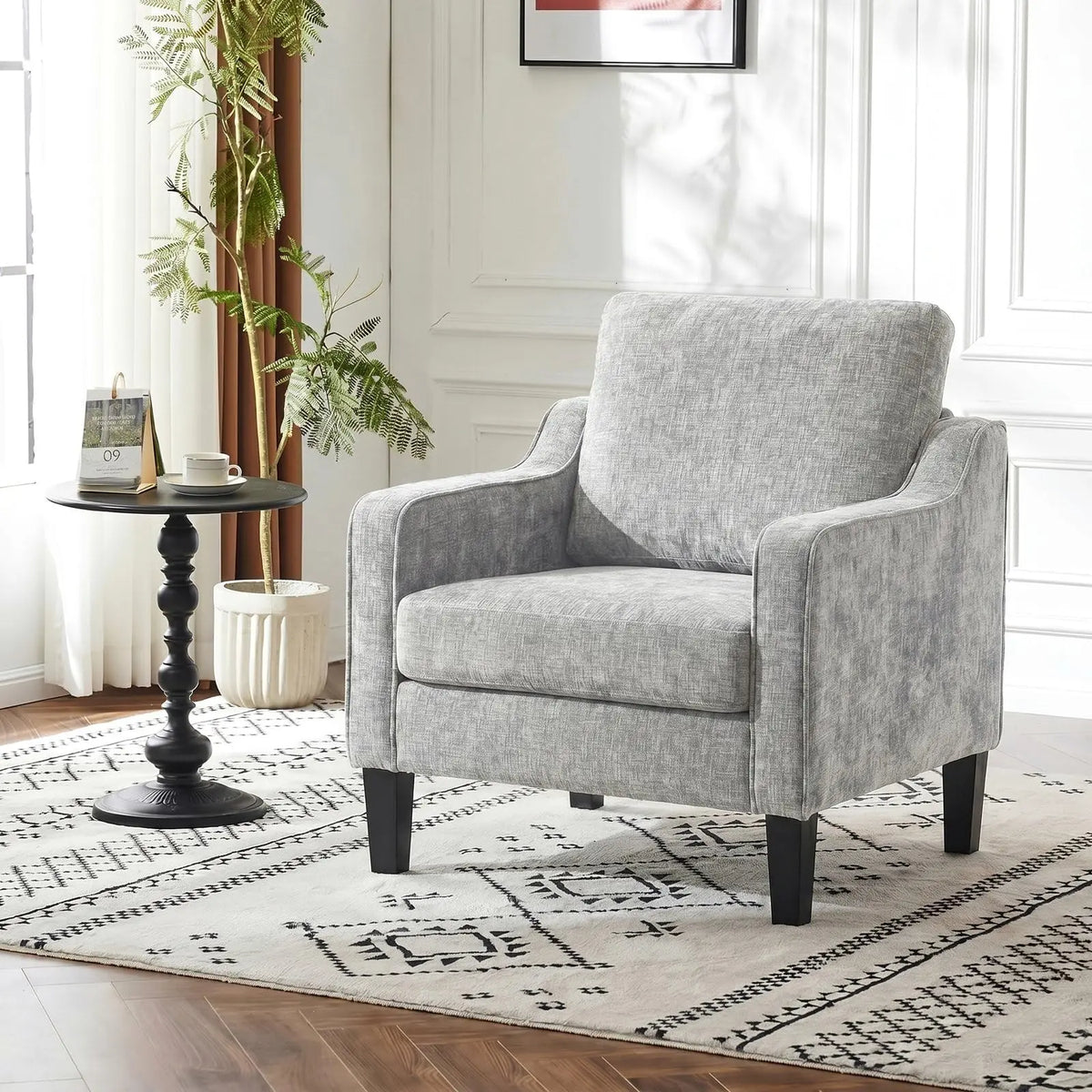 Fauteuil à accoudoirs en chenille et pieds en bois, gris clair, dans un salon