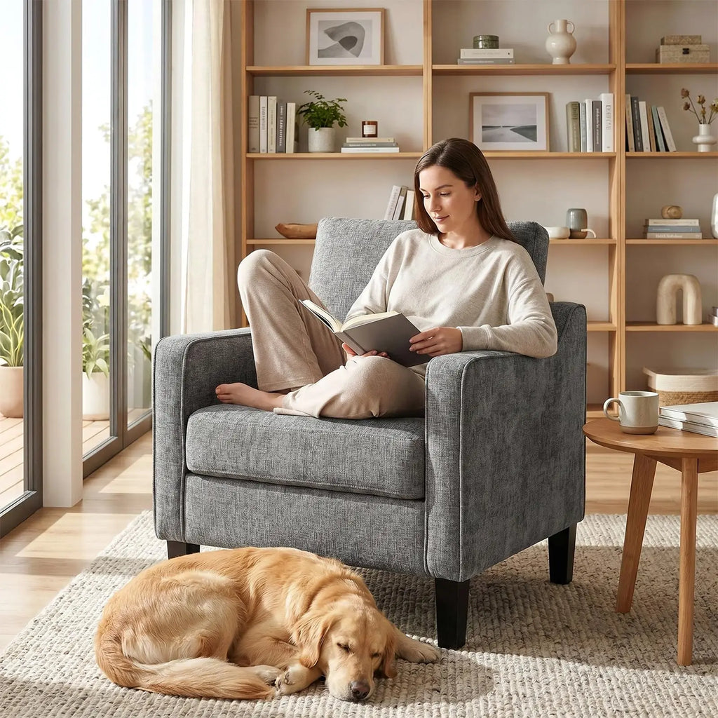 Fauteuil à accoudoirs en chenille et pieds en bois, gris foncé, assise utilisée dans un salon