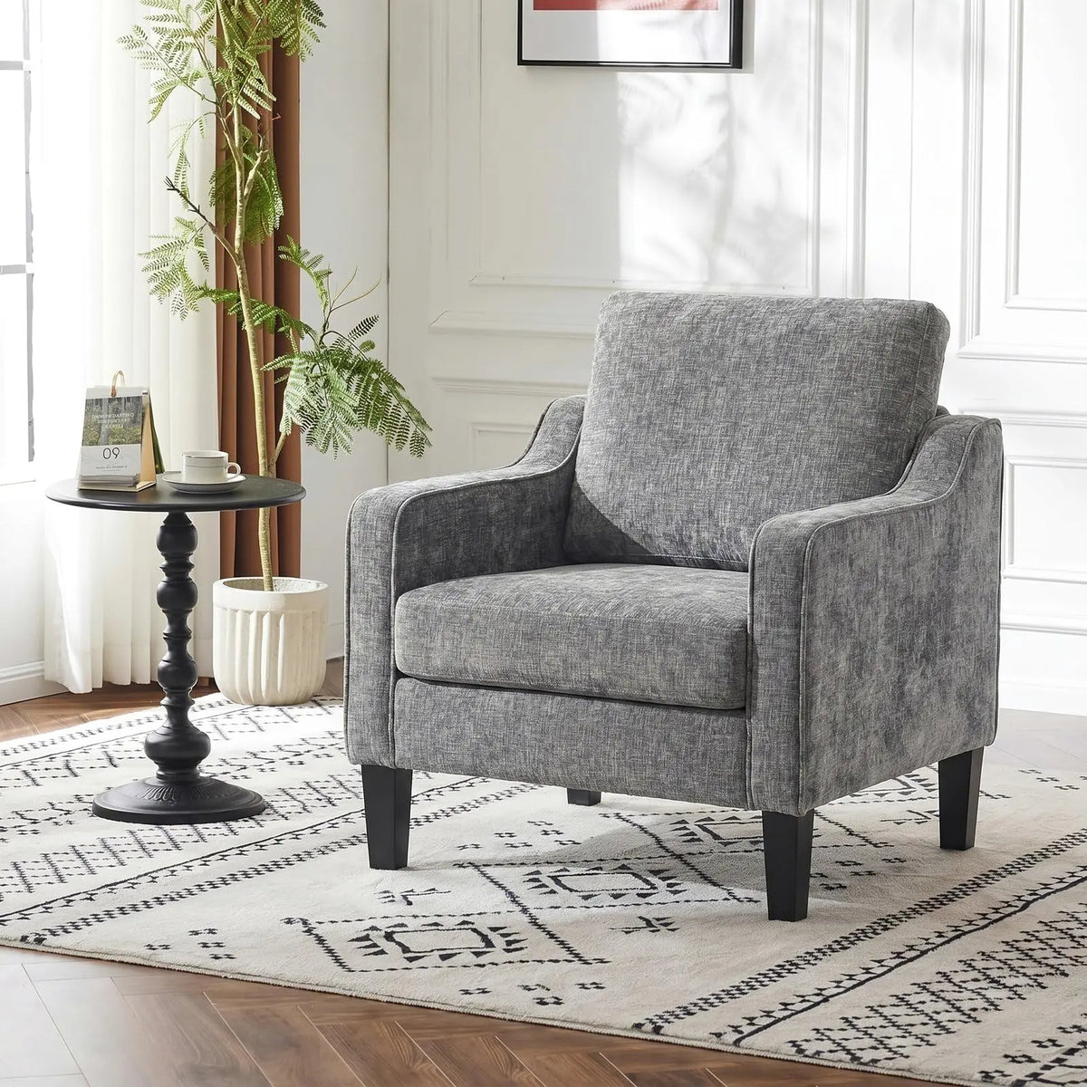 Fauteuil à accoudoirs en chenille et pieds en bois, gris foncé, dans un salon