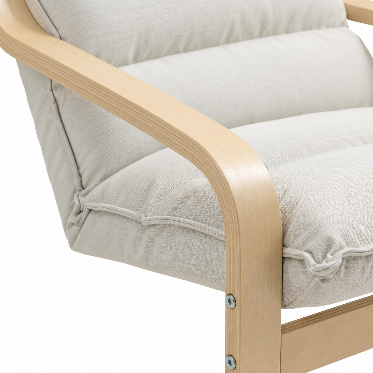 Fauteuil à accoudoirs incurvés en bois et coussin crème, détail de l’accoudoir en bois et du coussin