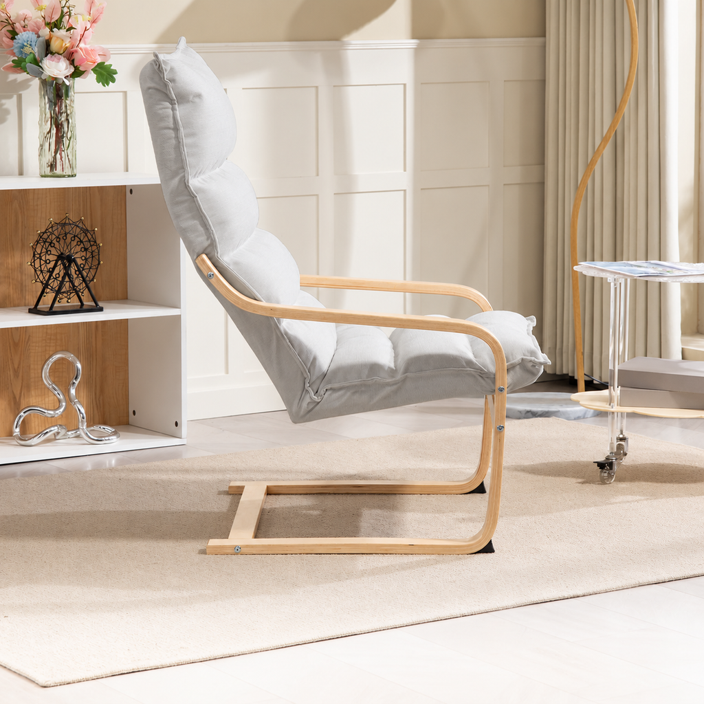 Fauteuil à accoudoirs incurvés en bois et coussin crème, vue de profil dans un salon
