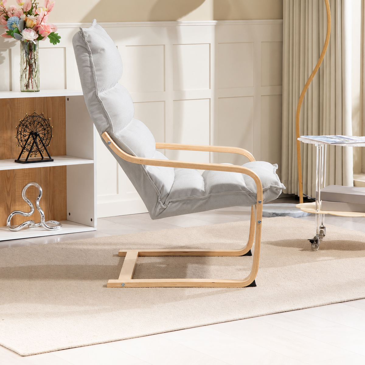 Fauteuil à accoudoirs incurvés en bois et coussin crème, vue de profil dans un salon